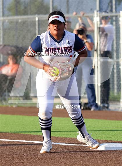 Thumbnail 2 in Sachse vs. Rockwall (UIL 6A Softball Bi-District) photogallery.