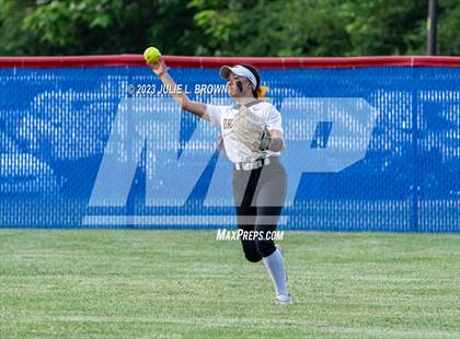 Thumbnail 2 in Avon vs. Roncalli photogallery.