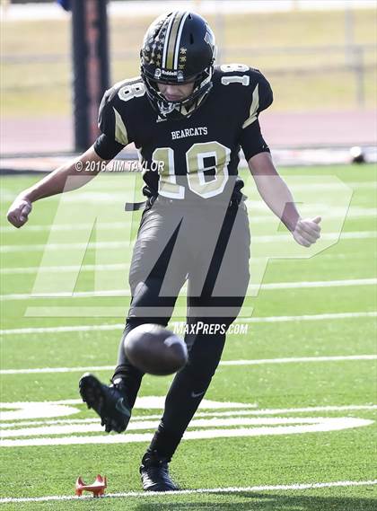 Thumbnail 1 in Henrietta vs. Gunter (UIL 3A-2 Region II Playoff) photogallery.