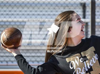 Thumbnail 3 in Henrietta vs. Gunter (UIL 3A-2 Region II Playoff) photogallery.
