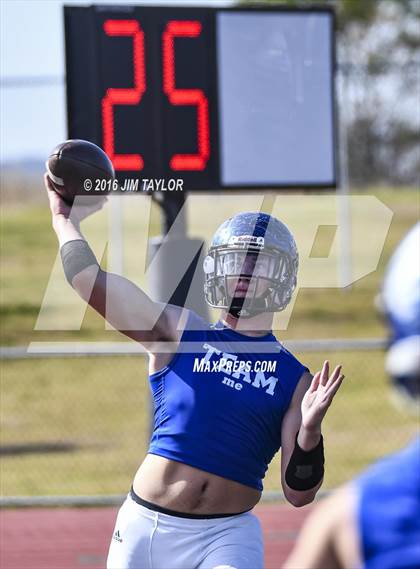 Thumbnail 1 in Henrietta vs. Gunter (UIL 3A-2 Region II Playoff) photogallery.