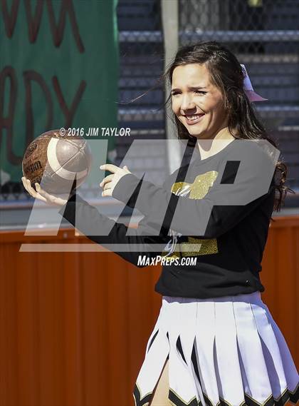 Thumbnail 1 in Henrietta vs. Gunter (UIL 3A-2 Region II Playoff) photogallery.