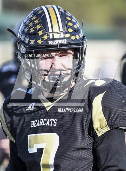 Thumbnail 2 in Henrietta vs. Gunter (UIL 3A-2 Region II Playoff) photogallery.