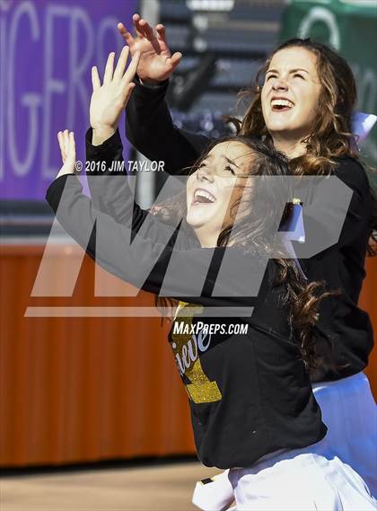 Thumbnail 2 in Henrietta vs. Gunter (UIL 3A-2 Region II Playoff) photogallery.