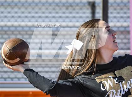 Thumbnail 1 in Henrietta vs. Gunter (UIL 3A-2 Region II Playoff) photogallery.