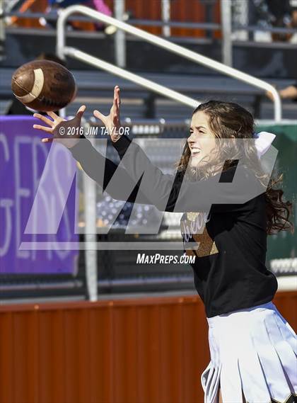 Thumbnail 1 in Henrietta vs. Gunter (UIL 3A-2 Region II Playoff) photogallery.