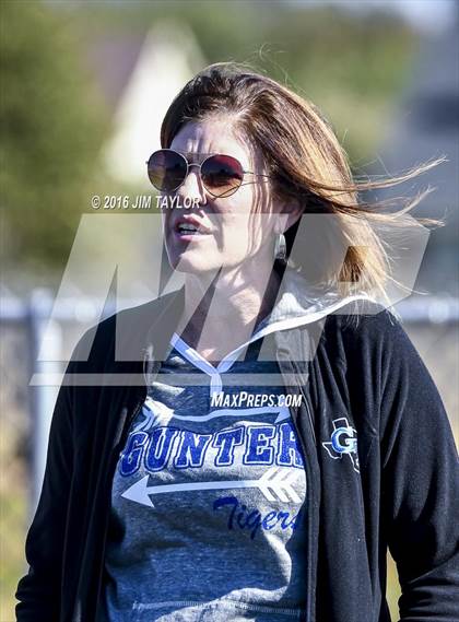 Thumbnail 1 in Henrietta vs. Gunter (UIL 3A-2 Region II Playoff) photogallery.