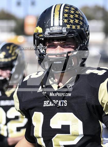 Thumbnail 2 in Henrietta vs. Gunter (UIL 3A-2 Region II Playoff) photogallery.