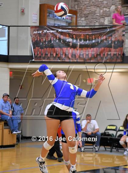 Thumbnail 3 in Clark vs Alamo Heights (NEISD Invitational) photogallery.