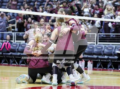 Thumbnail 1 in Iola vs. Crawford (UIL 2A D2 Volleyball Final) photogallery.