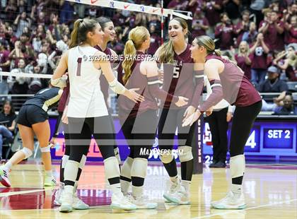 Thumbnail 1 in Iola vs. Crawford (UIL 2A D2 Volleyball Final) photogallery.