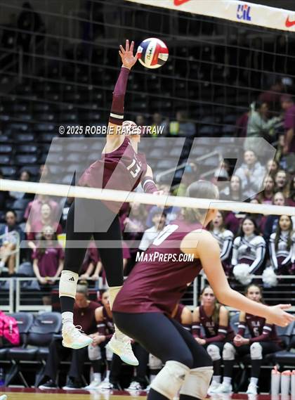Thumbnail 1 in Iola vs. Crawford (UIL 2A D2 Volleyball Final) photogallery.