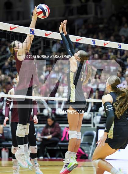 Thumbnail 3 in Iola vs. Crawford (UIL 2A D2 Volleyball Final) photogallery.