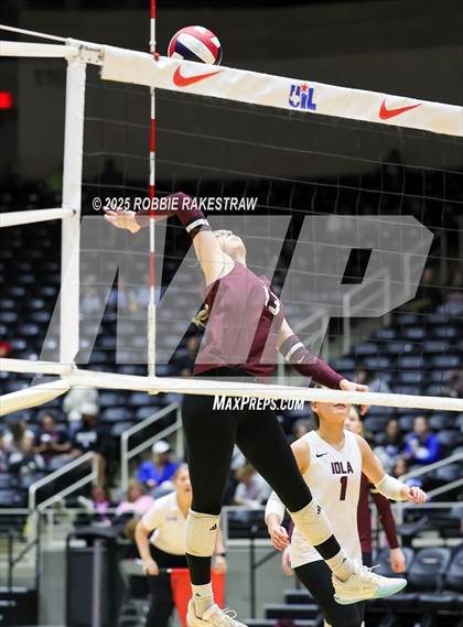 Thumbnail 3 in Iola vs. Crawford (UIL 2A D2 Volleyball Final) photogallery.