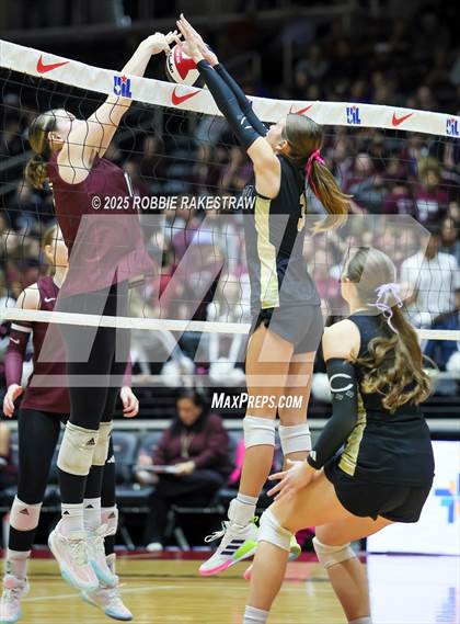 Thumbnail 1 in Iola vs. Crawford (UIL 2A D2 Volleyball Final) photogallery.