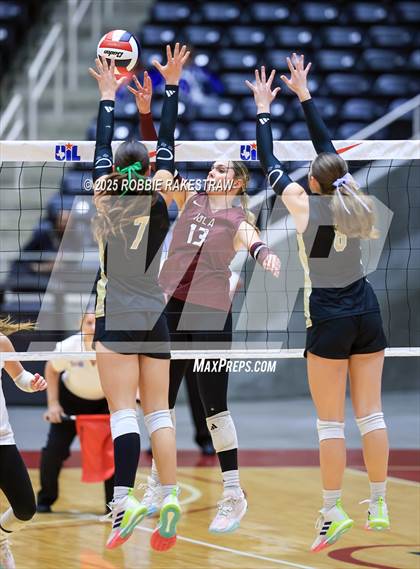 Thumbnail 3 in Iola vs. Crawford (UIL 2A D2 Volleyball Final) photogallery.