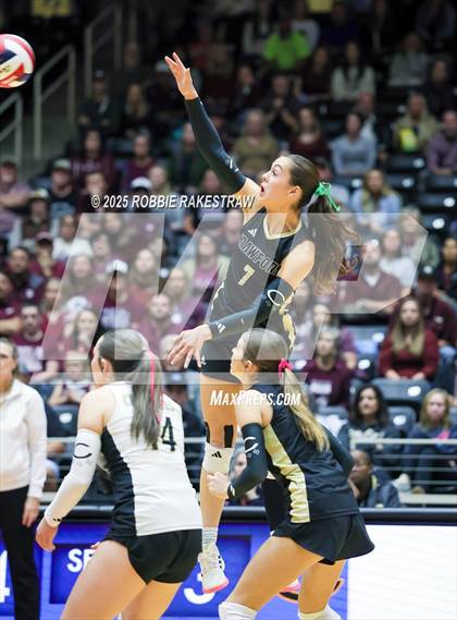 Thumbnail 1 in Iola vs. Crawford (UIL 2A D2 Volleyball Final) photogallery.