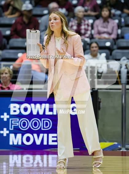 Thumbnail 3 in Iola vs. Crawford (UIL 2A D2 Volleyball Final) photogallery.