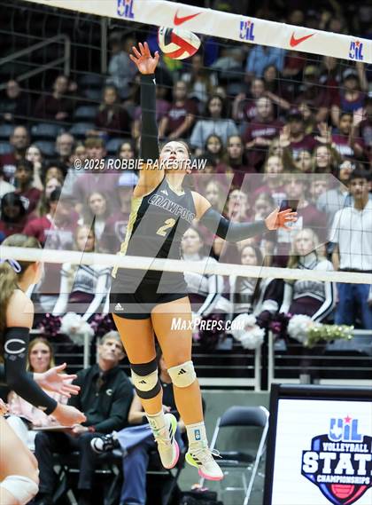 Thumbnail 1 in Iola vs. Crawford (UIL 2A D2 Volleyball Final) photogallery.