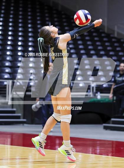 Thumbnail 1 in Iola vs. Crawford (UIL 2A D2 Volleyball Final) photogallery.