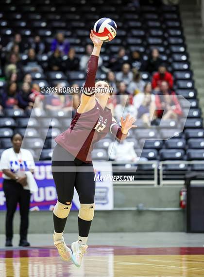 Thumbnail 3 in Iola vs. Crawford (UIL 2A D2 Volleyball Final) photogallery.