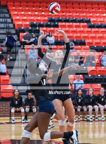 Thumbnail 2 in Weatherford vs. Lamar (UIL 6A Bi-District Playoff) photogallery.