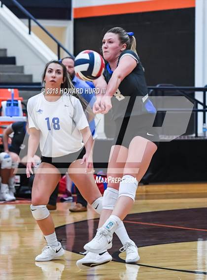 Thumbnail 2 in Weatherford vs. Lamar (UIL 6A Bi-District Playoff) photogallery.