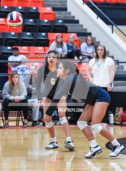 Thumbnail 3 in Weatherford vs. Lamar (UIL 6A Bi-District Playoff) photogallery.