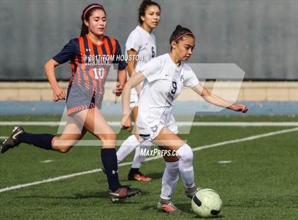 Thumbnail 3 in Flintridge Prep vs. Chaminade (La Salle Tournament) photogallery.