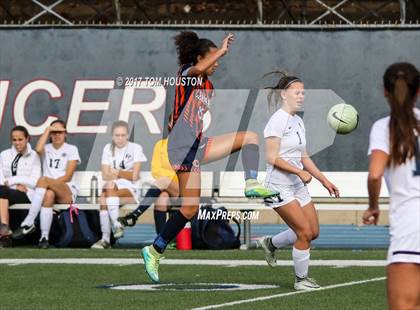Thumbnail 3 in Flintridge Prep vs. Chaminade (La Salle Tournament) photogallery.