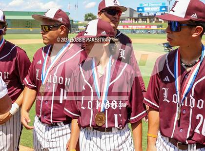 Thumbnail 1 in London vs. Wall (UIL 3A Baseball State Semifinal Medal Ceremony) photogallery.