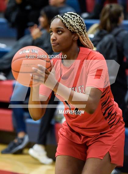 Thumbnail 2 in Carondelet vs. Arapahoe (Nike Tournament of Champions) photogallery.