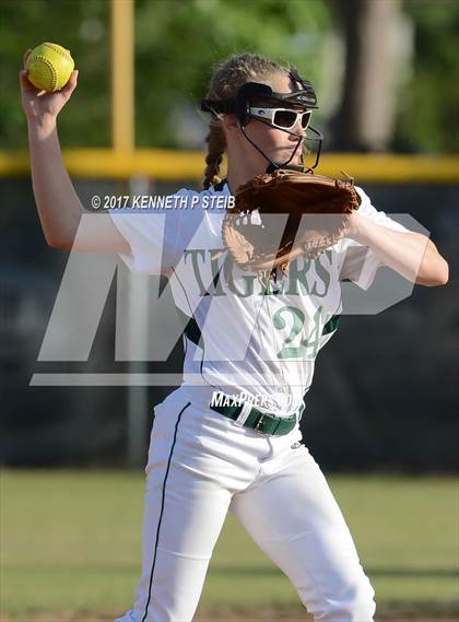 Thumbnail 1 in Assumption @ Morgan City (LHSAA 4A Regional Playoff) photogallery.