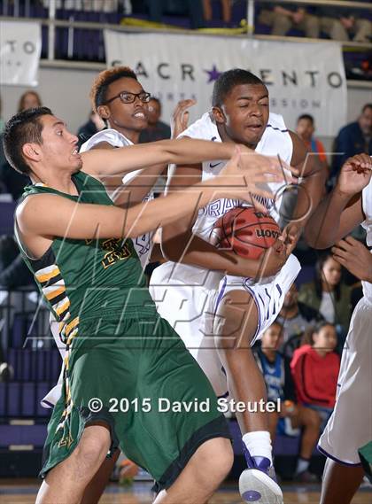 Thumbnail 1 in Eisenhower vs. Sacramento (St. Hope Elite Classic) photogallery.