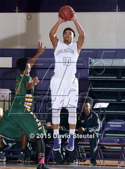 Thumbnail 3 in Eisenhower vs. Sacramento (St. Hope Elite Classic) photogallery.