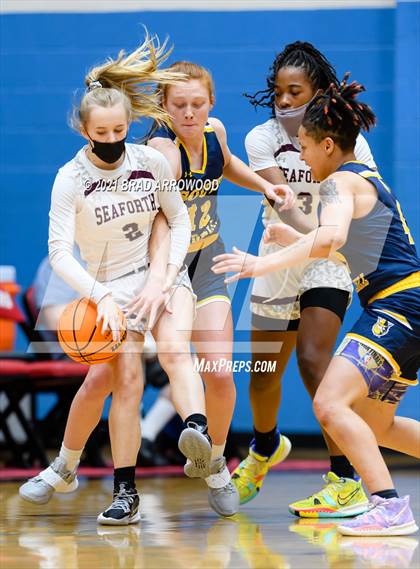 Thumbnail 2 in Seaforth vs South Iredell (North Iredell Holiday Classic) photogallery.