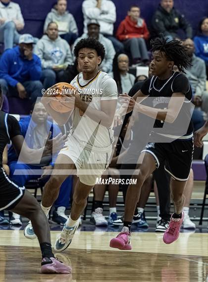 Thumbnail 3 in O'Fallon vs. MacArthur (Prairie Farms Holiday Classic) photogallery.