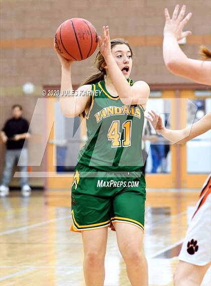 Thumbnail 1 in Eureka vs Wells (NIAA 1A Southern/Eastern Final) photogallery.