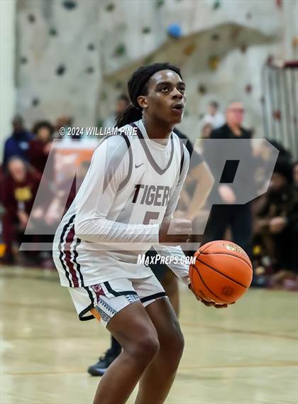 Thumbnail 1 in Mount Vernon @ Kingston (NYSPHSAA Regional Final) photogallery.