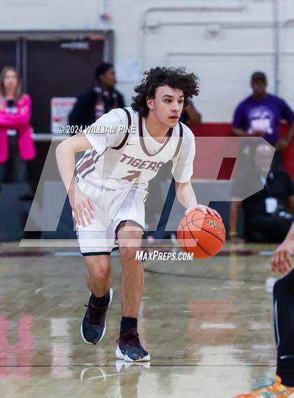 Thumbnail 3 in Mount Vernon @ Kingston (NYSPHSAA Regional Final) photogallery.