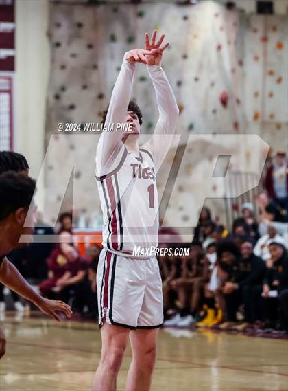 Thumbnail 2 in Mount Vernon @ Kingston (NYSPHSAA Regional Final) photogallery.