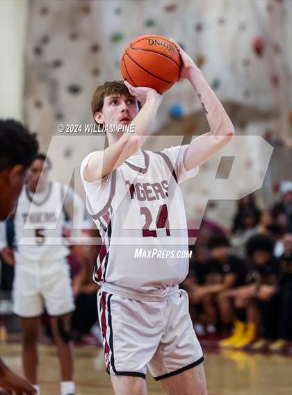 Thumbnail 1 in Mount Vernon @ Kingston (NYSPHSAA Regional Final) photogallery.