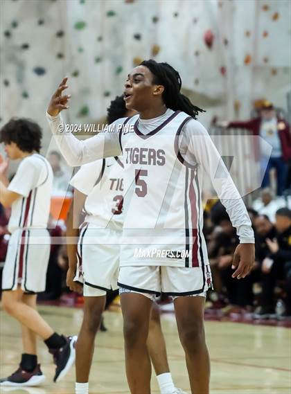 Thumbnail 3 in Mount Vernon @ Kingston (NYSPHSAA Regional Final) photogallery.