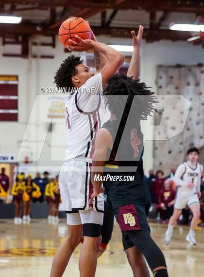 Thumbnail 1 in Mount Vernon @ Kingston (NYSPHSAA Regional Final) photogallery.