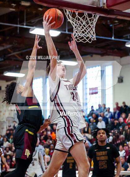Thumbnail 1 in Mount Vernon @ Kingston (NYSPHSAA Regional Final) photogallery.