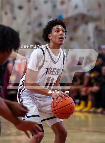 Thumbnail 1 in Mount Vernon @ Kingston (NYSPHSAA Regional Final) photogallery.