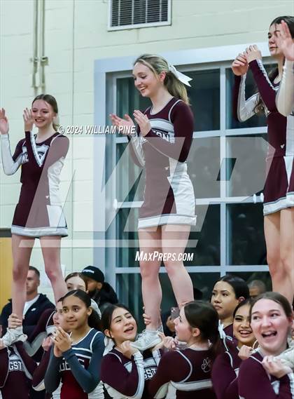 Thumbnail 1 in Mount Vernon @ Kingston (NYSPHSAA Regional Final) photogallery.