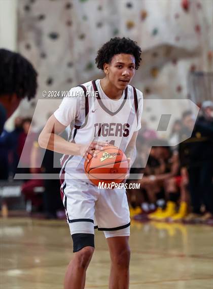 Thumbnail 1 in Mount Vernon @ Kingston (NYSPHSAA Regional Final) photogallery.