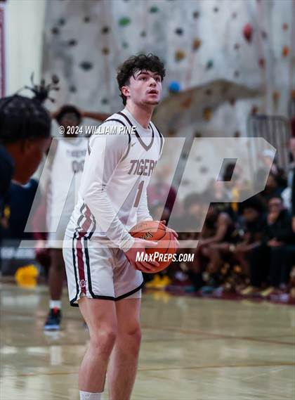 Thumbnail 1 in Mount Vernon @ Kingston (NYSPHSAA Regional Final) photogallery.