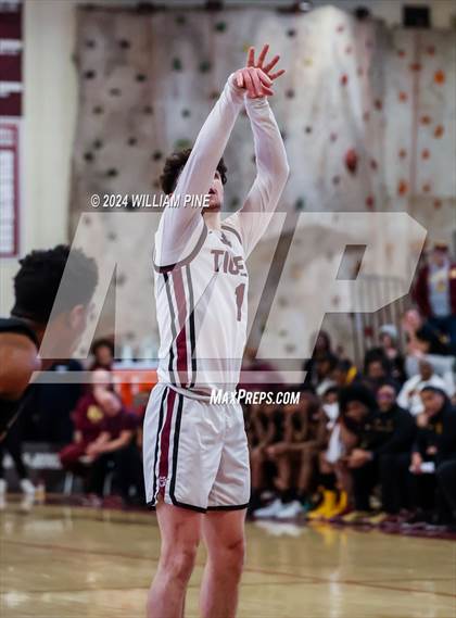Thumbnail 1 in Mount Vernon @ Kingston (NYSPHSAA Regional Final) photogallery.